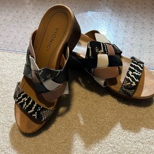 Vionic sandals like new 3”heel